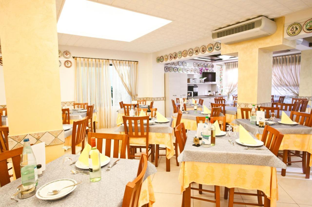Hotel Dolcevita เชเซนาติโก ภายนอก รูปภาพ