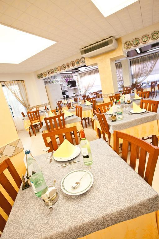 Hotel Dolcevita เชเซนาติโก ภายนอก รูปภาพ